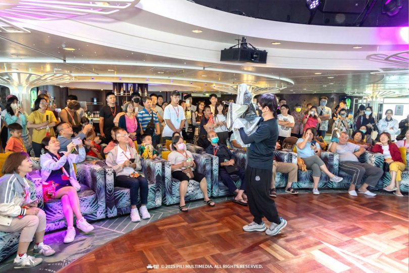 從長輩到年輕觀眾，都沉浸近距離欣賞戲偶的驚喜中。（圖／霹靂國際）