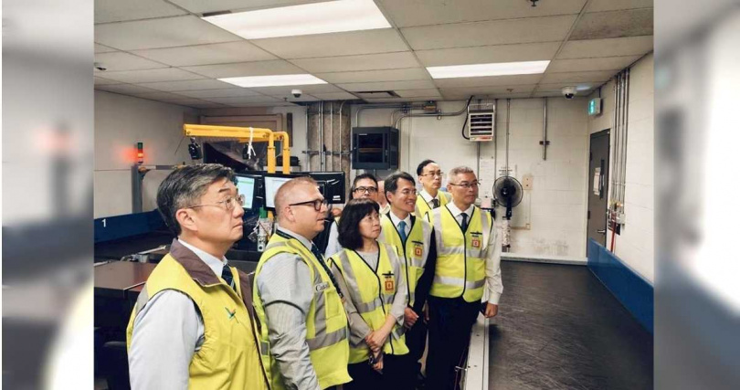 溫哥華機場安檢單位向我方說明行李複檢程序。(圖/民航局提供/中國時報記者蔡明亘台北傳真)