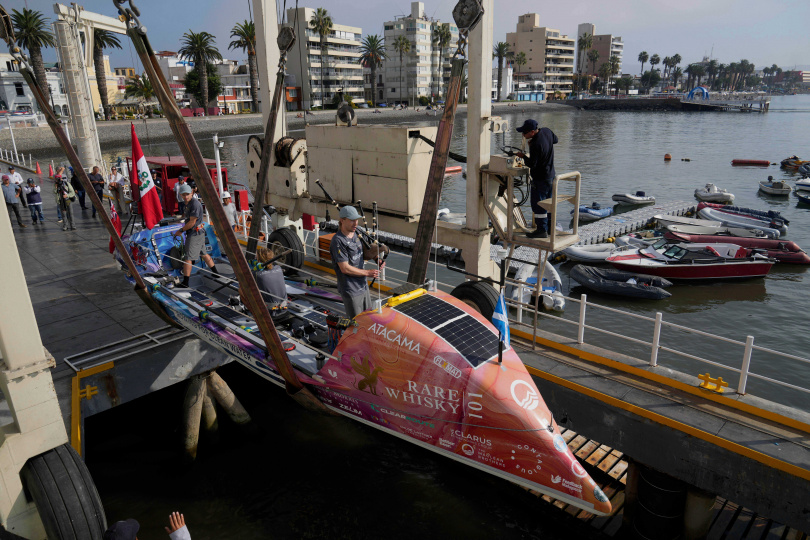 兄弟們駕駛的碳纖維划艇羅絲.艾蜜莉,以亡妹之名命名。(圖/達志/美聯社)