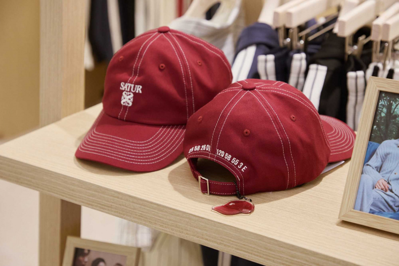 9/1-9/30 開幕紀念限定價 NT $1,780；9/1-9/4 開幕首四日加碼再折100元，還贈送限定款SATUR mini cap吊飾一只！（圖／品牌提供）