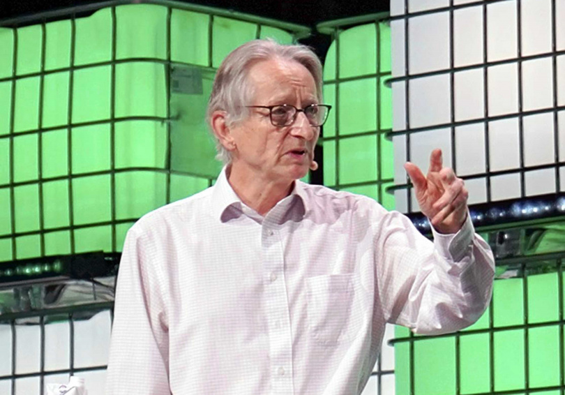 辛頓在《金融時報》專訪中透露，被AI代筆分手讓他感到驚訝又無奈。