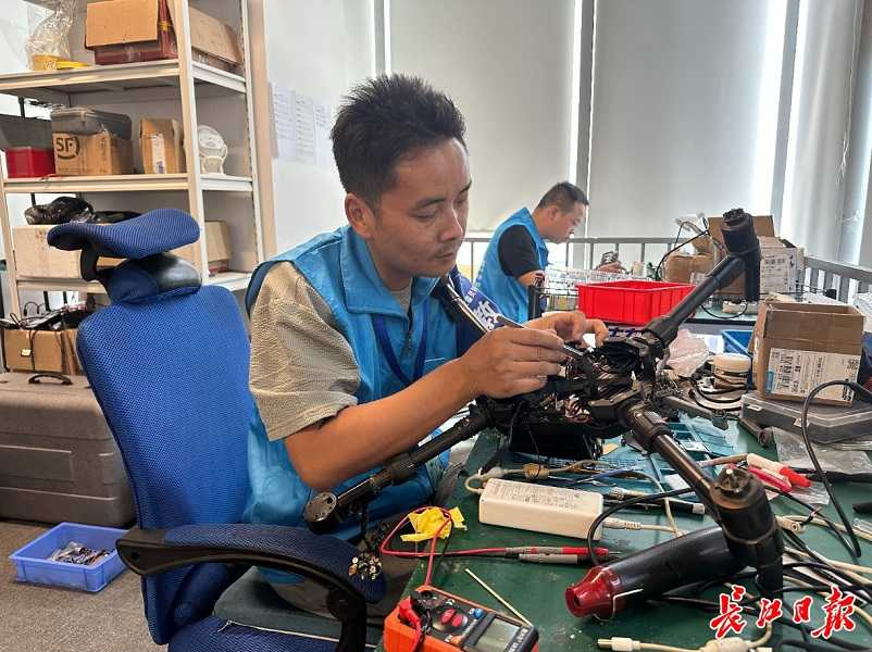 易娟嗅到商機，決定轉行開始維修無人機。（圖／翻攝自長江日報）