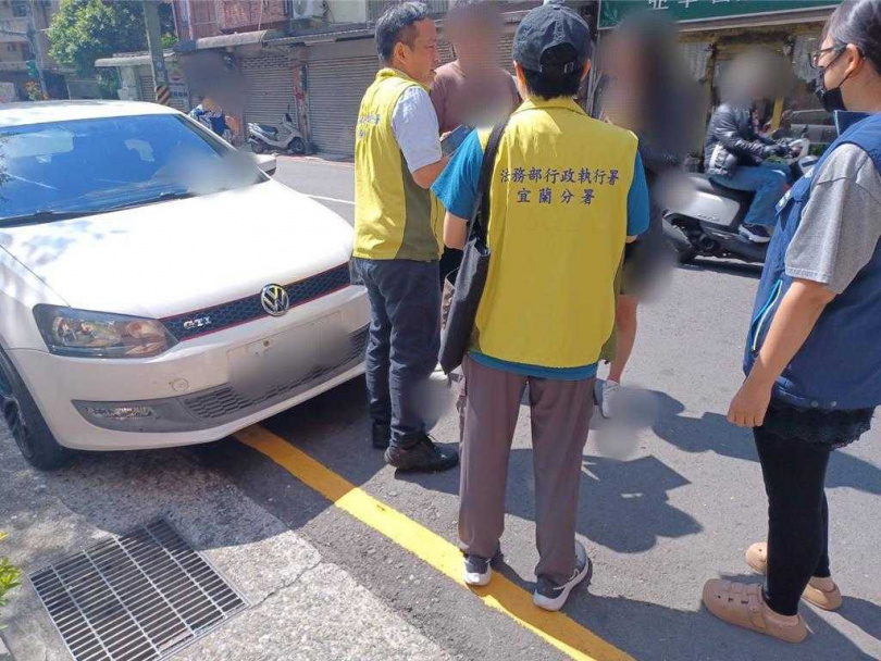 欠繳罰單大戶竟然把車子停放在行政執行署基隆辦公室對面，當場遭辨識系統認出扣車，最後只得乖乖辦妥分期繳納手續，才免於車輛遭拖吊命運。（行政執行署宜蘭分署提供／張志康基隆傳真）