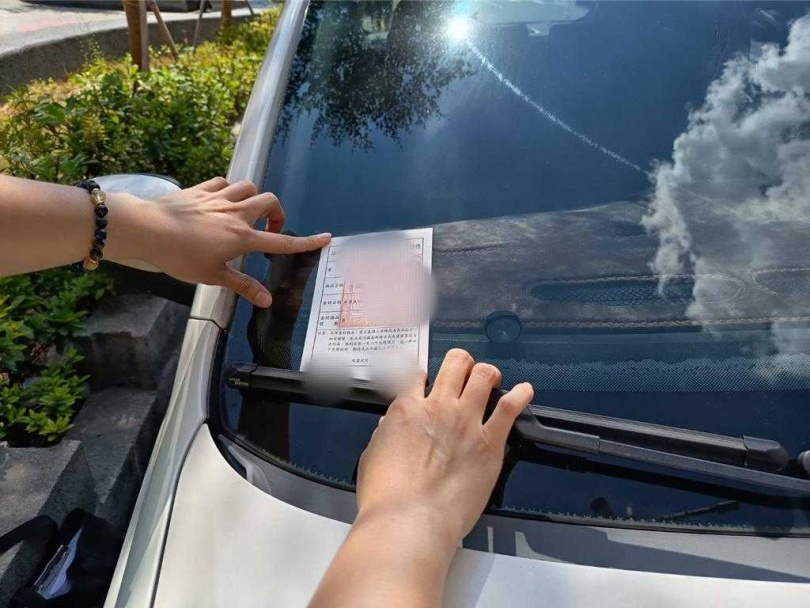 欠繳罰單大戶竟然把車子停放在行政執行署基隆辦公室對面，當場遭辨識系統認出扣車，最後只得乖乖辦妥分期繳納手續，才免於車輛遭拖吊命運。（行政執行署宜蘭分署提供／張志康基隆傳真）