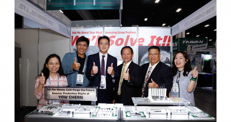 經發局長廖泰翔、螺絲公會理事長蔡永裕一行，陸續走訪數十家台灣參展廠商，聽取業者心聲（圖為侑城公司）。（圖片提供／高雄市政府）