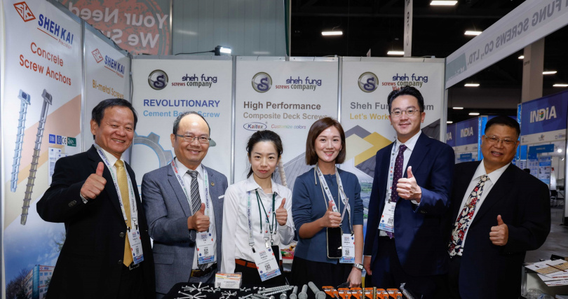 經發局長廖泰翔、螺絲公會理事長蔡永裕與金屬中心執行長賴永祥一行，陸續走訪數十家台灣參展廠商，聽取業者心聲（圖為世豐螺絲）。（圖片提供／高雄市政府）