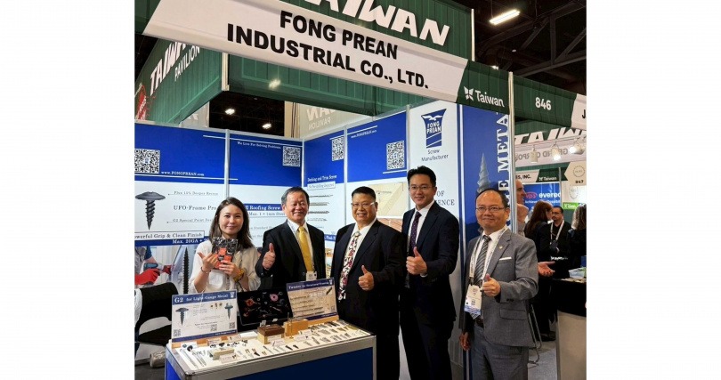 經發局長廖泰翔、螺絲公會理事長蔡永裕與金屬中心執行長賴永祥一行，陸續走訪數十家台灣參展廠商，聽取業者心聲（圖為豐鵬螺絲）。（圖片提供／高雄市政府）