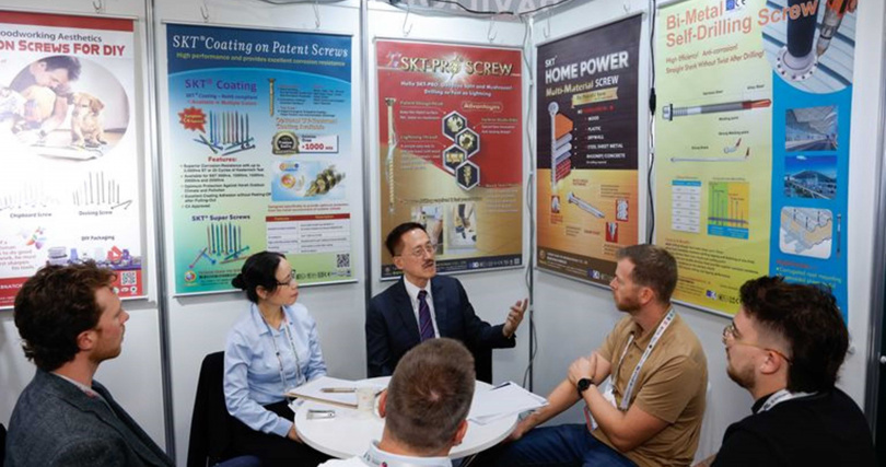 現階段台灣各項產品輸美比例高達四至五成，正是搶攻美國市場最佳時機（圖為慶達科技與國際買主商洽）。（圖片提供／高雄市政府）