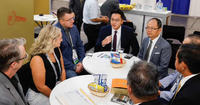 NFDA理事長ED Smith到訪台灣館與螺絲公會進行深度對談，並盛讚台灣的扣件業者是美國成功道路上不可或缺的夥伴「We can't succeed without Taiwan」。（圖片提供／高雄市政府）