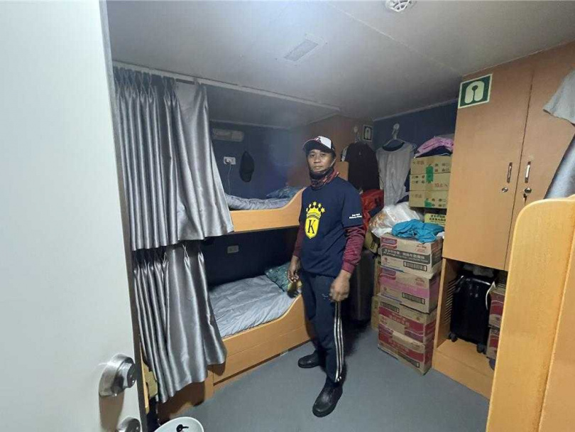 「黃鰭滿儎707」船員起居空間依循國際勞工組織C188號《漁業工作公約》設計，包括寢室高度190公分、床鋪長寬規格明確，並設有醫療室與基本藥品儲備。（圖／中國時報丁治綱攝）