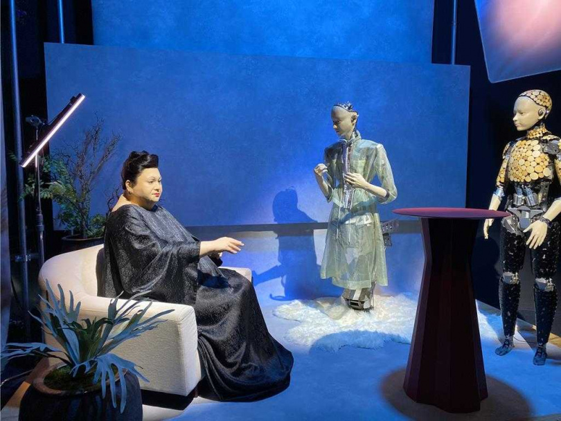 石黑浩分享，大規模語言模型運用最新AI，人形機器人已能像一般人一樣對話，甚至表現情感。（圖／中國時報蔡明亘攝）