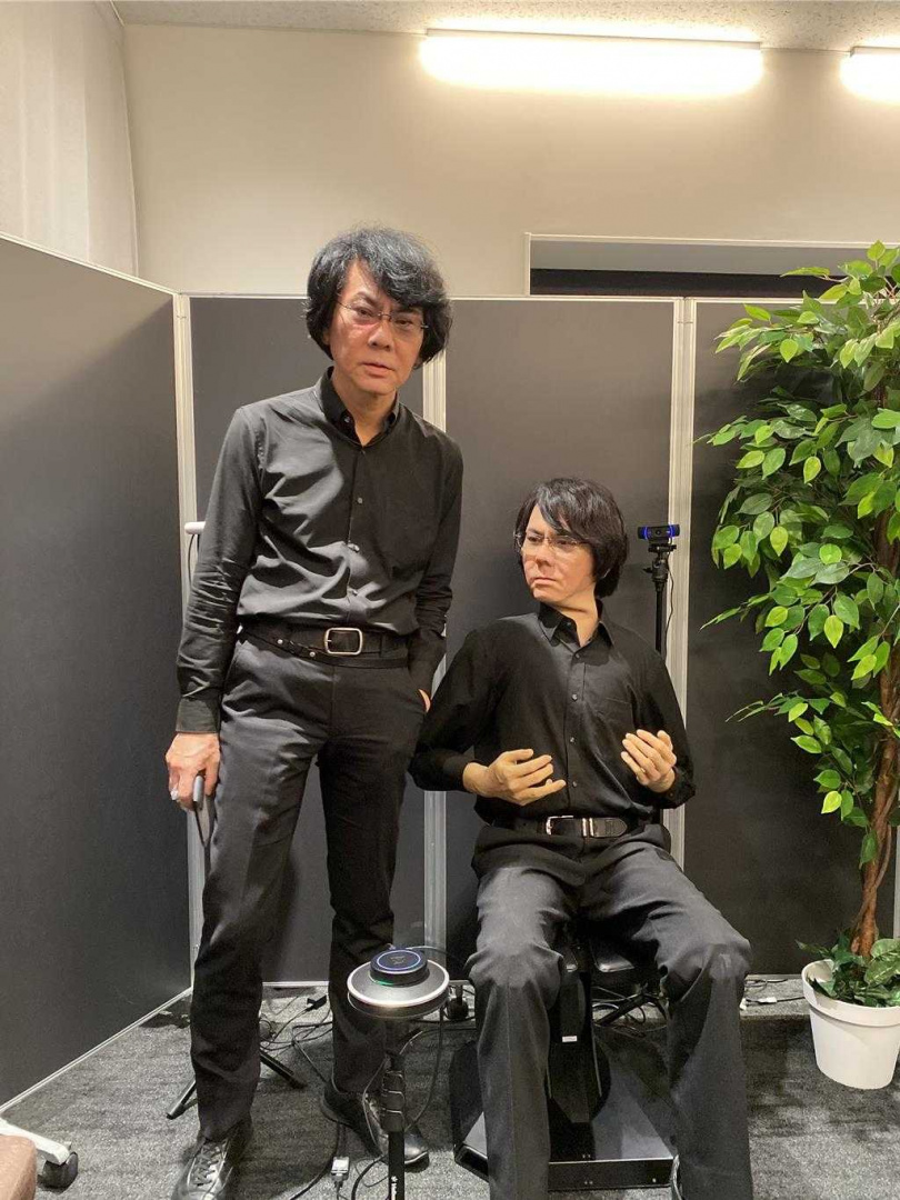 石黑浩展示以自身外貌打造的仿生機器人，能和他人交流，宛如石黑浩的分身。（圖／中國時報蔡明亘攝）