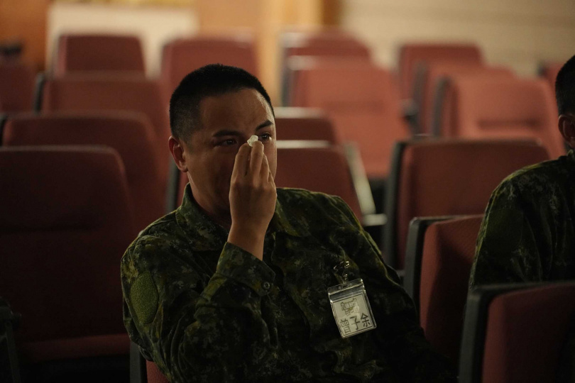 曾子余看到家人祝福影片淚流滿面。（圖／台視提供）