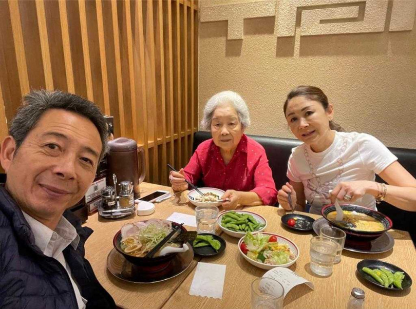 曲艾玲(右)固定與母親聚會吃飯。(圖/曲艾玲提供)