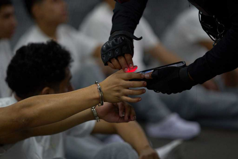 總統阿雷巴洛宣布將在12個月內興建一座可容納2000名囚犯的最高安全級監獄，強化防逃設施並重建社會信任。