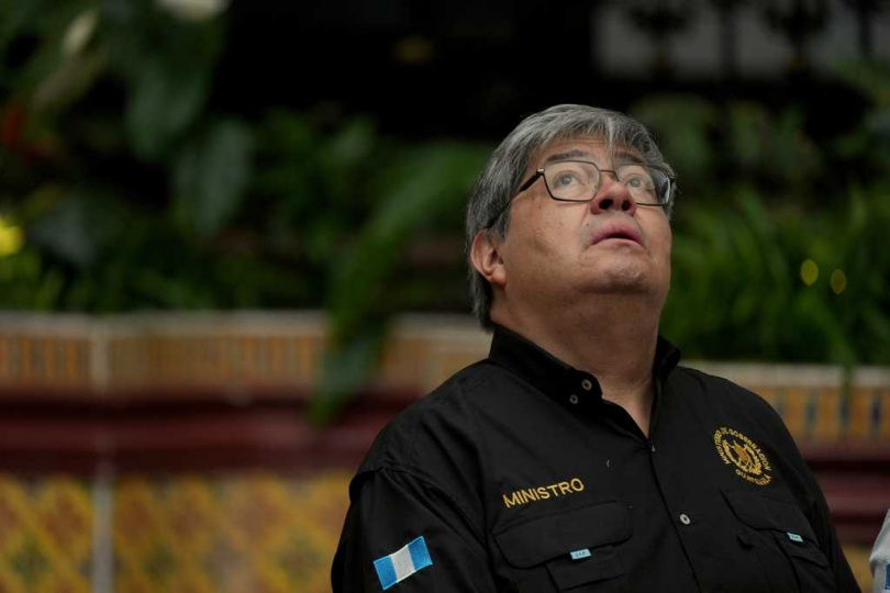 瓜地馬拉內政部長法蘭西斯科‧希門尼斯（Francisco Jiménez）因20名黑幫份子越獄事件請辭下台，總統阿雷巴洛強調將追究管理責任。