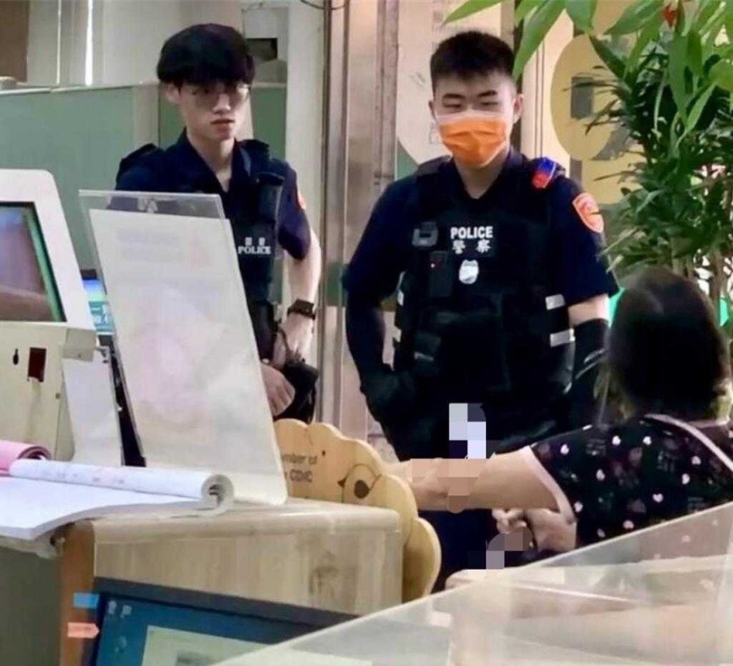 警方獲報到場,安撫持刀女子的情緒,將她帶回派出所,並聯繫家屬協助調查。(圖/翻攝畫面)