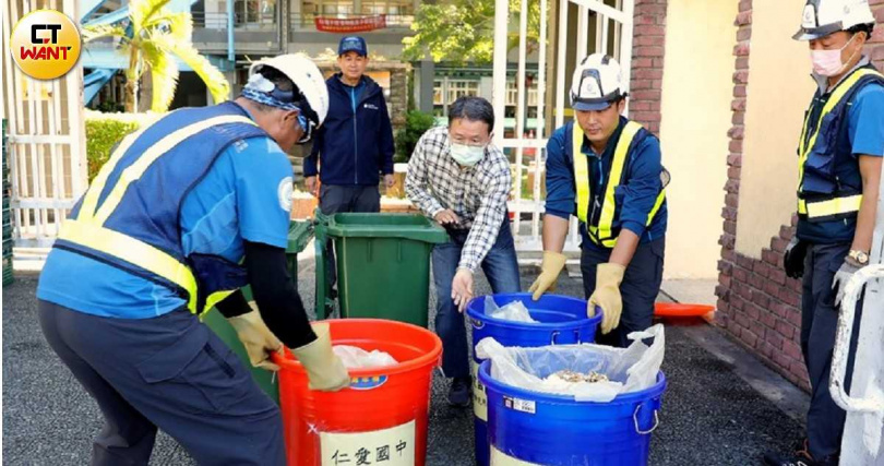 竹北清潔隊扛下20所境內學校廚餘回收責任,清潔隊負擔不小。(圖/周志龍攝)