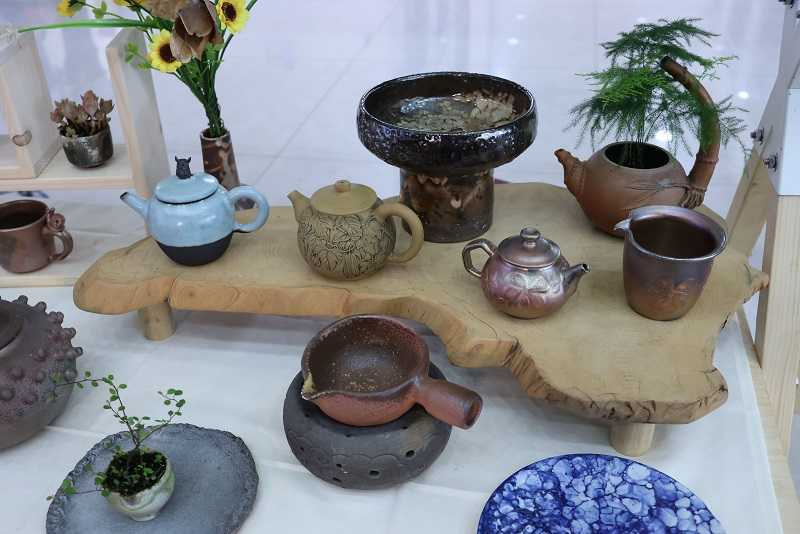 陶藝術節現場展出多件國內外藝術家的精緻陶瓷作品，呈現陶土從傳統走向當代的多元面貌。(圖片提供／苗栗縣政府)