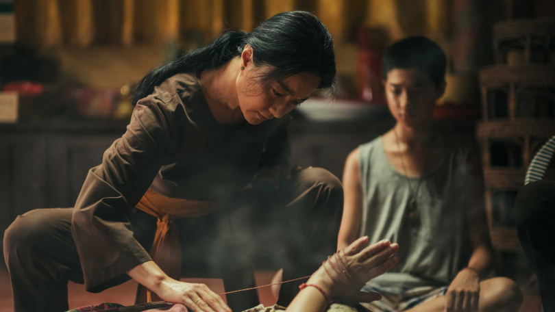 范冰冰在《地母》中飾演農婦「鳳音」，白天下田務農、晚上幫鄰居解降頭。（圖／海鵬提供）