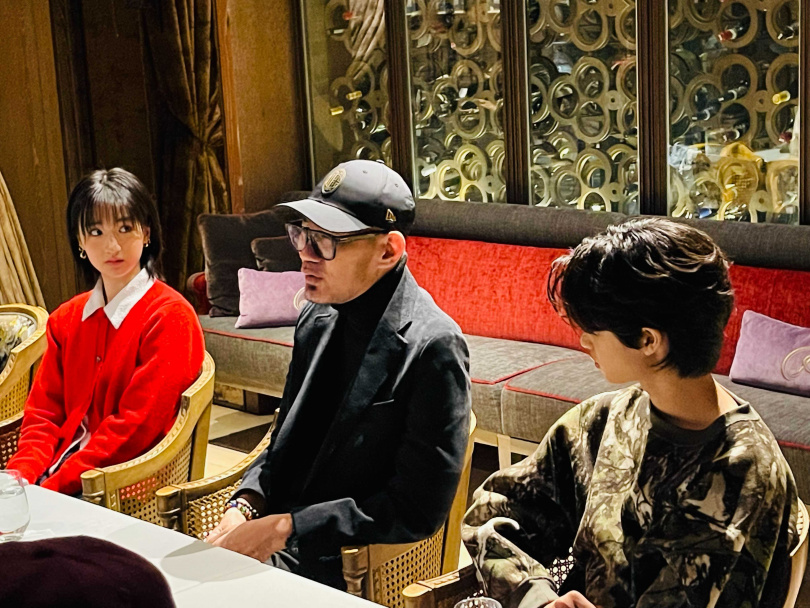 導演張吉安（中）開玩笑說因為敷了范冰冰給的面膜有加持才連奪三座金馬獎。（圖／海鵬提供）