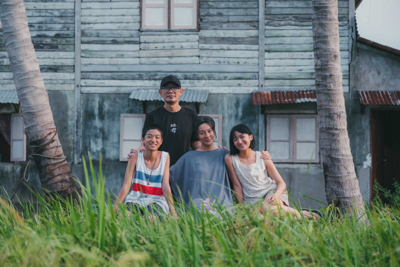 在拍攝《地母》過程中，范冰冰（前排中）的敬業態度讓演員及工作人員佩服。（圖／海鵬提供）