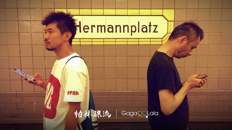 導演今泉浩一（右）出演《柏林漂流》。（圖／GagaOOLala）