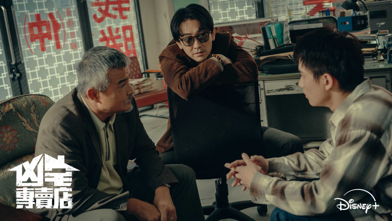 李銘順、施名帥、范少勳劇中都在「義勝房屋」工作。（圖／Disney+）