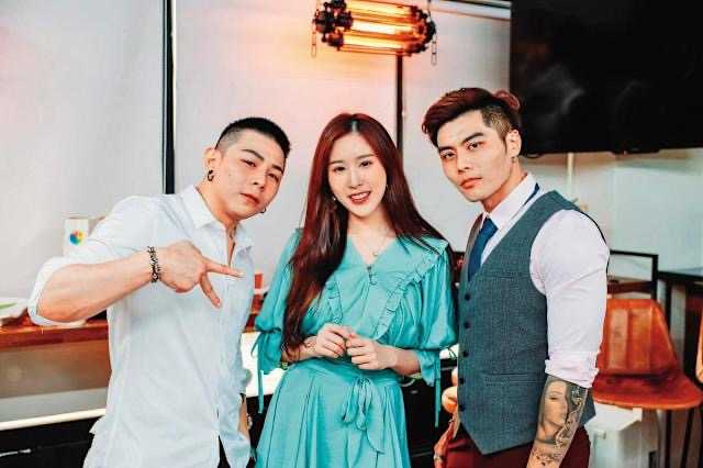 鄭若青（中）和晨灰（右）認識多年，曾被媒體捕捉到同進同出。（圖／翻攝自鄭若青臉書）