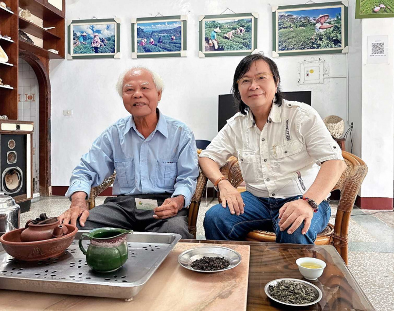 朱金城老先生沖泡正宗港口茶讓大夥品賞。（圖／李建樺攝影）