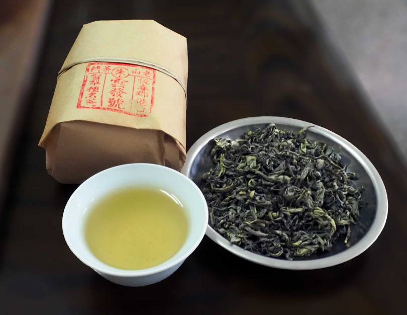 傳統港口茶以牛皮紙紮上細草繩包裝，「雲發號」大印兩側可見「恆春郡港口、雪梨種名茶」。（圖／吳德亮攝影）