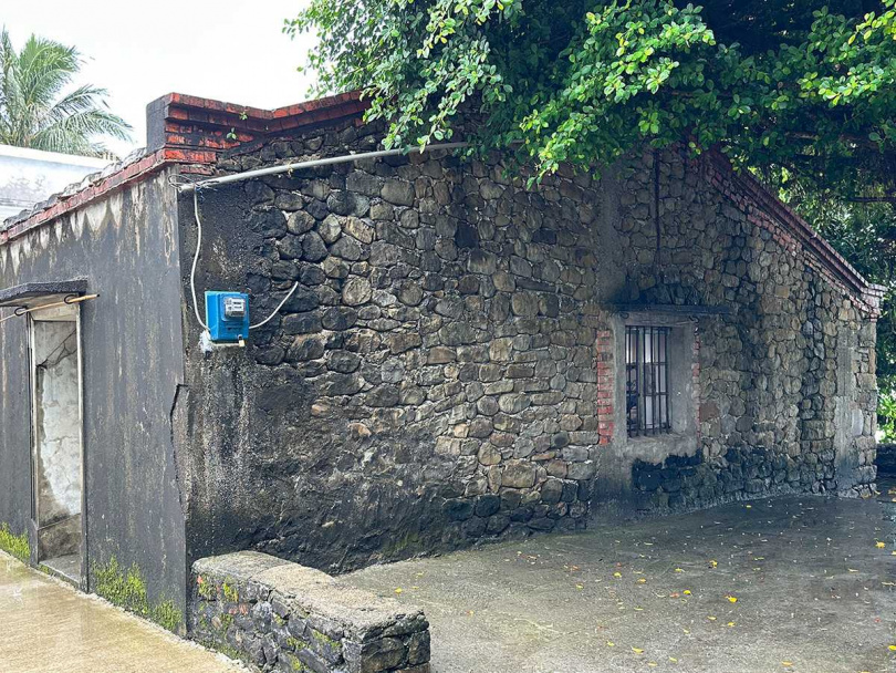 老舊斑剝的朱家老厝至今仍作為製茶使用。（圖／吳德亮攝影）