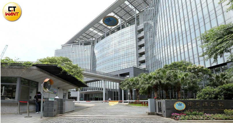 衛福部提醒，瘦瘦針屬處方用藥，民眾切勿透過網路或來路不明管道購買，小心搞得減重不成反而危害自身健康。圖為衛福部大樓。（圖／CTWANT攝影組）