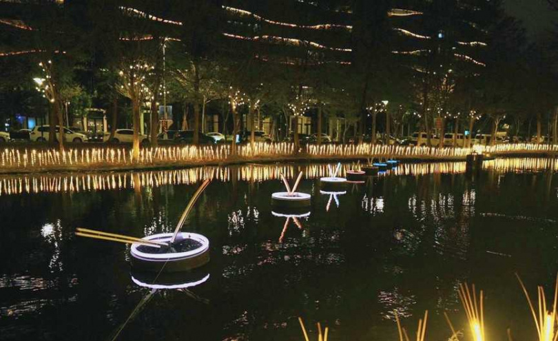 由「雜波 ZAP」創作的《水漂》在2026「竹北光節」展出,裏頭互動裝置讓民眾重溫童趣。(圖/翻攝自竹北市公所媒體群組)