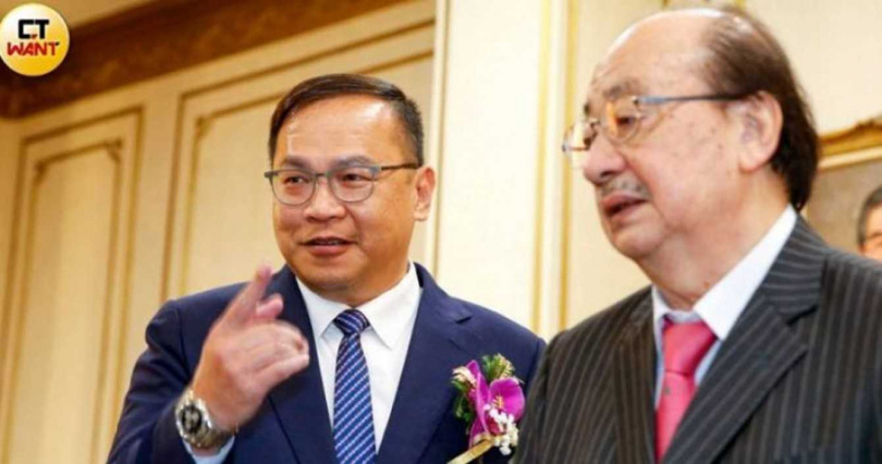 民進黨立委王義川（左）因落腳在桃園青埔地區而自稱「青埔憨川」。（圖／黃耀徵攝）