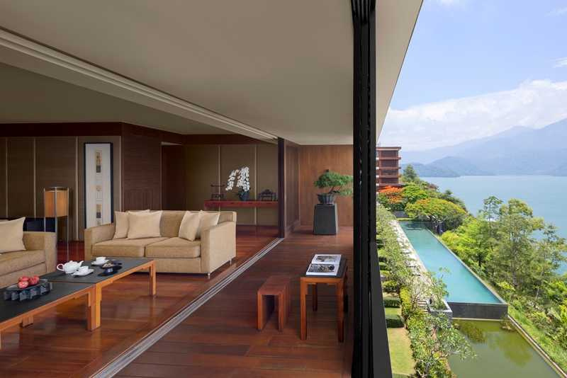 涵碧樓標準房型就有25坪，另外還有超大陽台，每晚也便宜5,000元以上，以坪數及價格優勢對抗隔壁新開幕的漢來日月行館。（圖／涵碧樓提供）