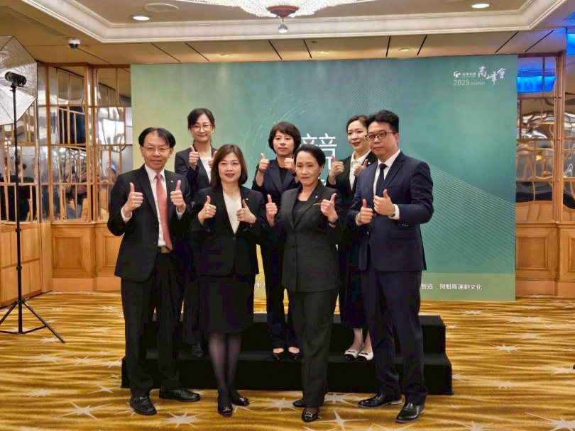 目前漢來飯店在北中南皆有營運據點，可透過集團品牌整制定跨區行銷策略。圖為漢來飯店事業群總經理陳依文（前排右2）率北中南飯店高階主管。（圖／漢來飯店提供）