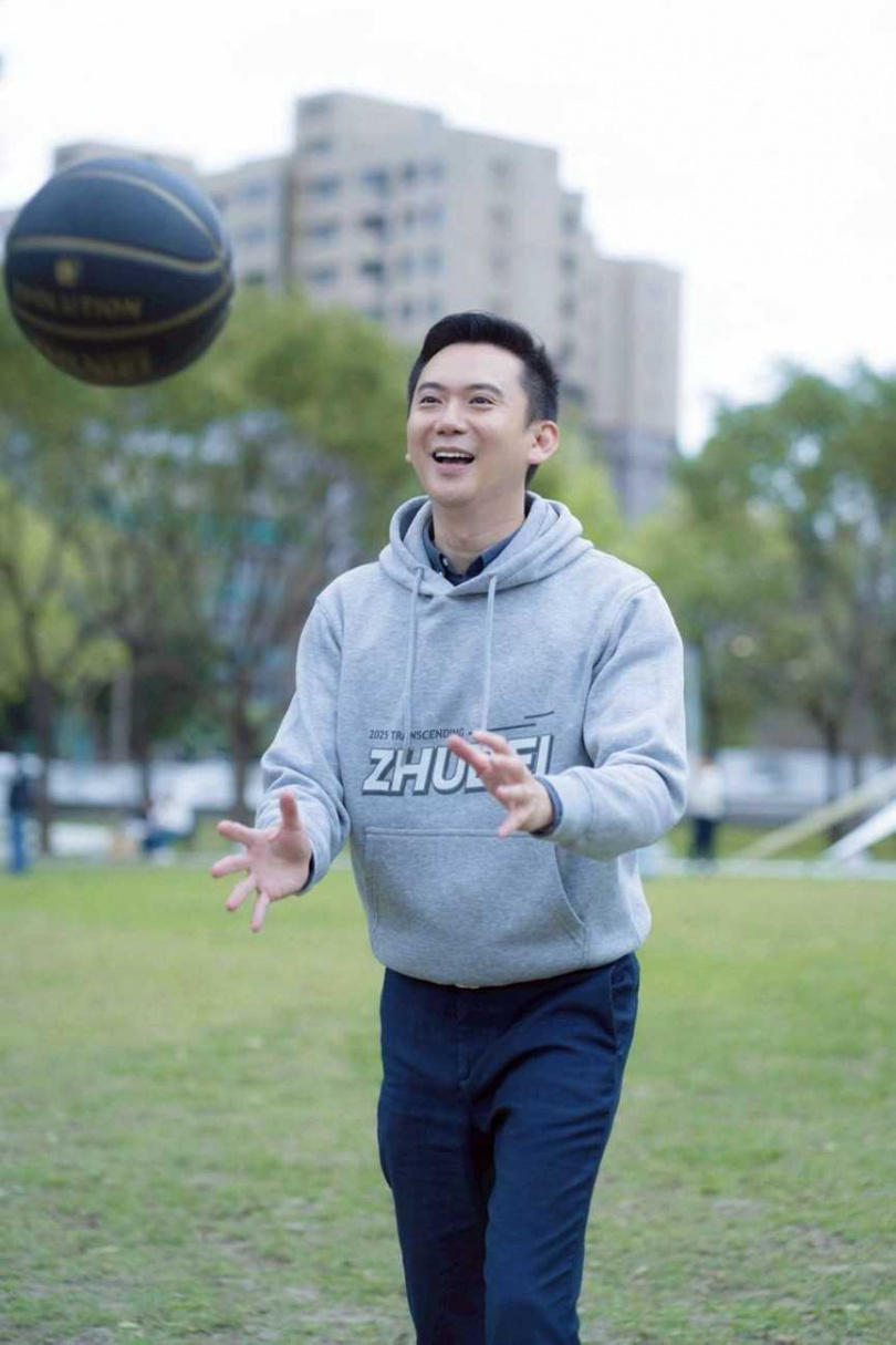 竹北市長鄭朝方(圖)認為黑色5號色系籃球是吸引小學低年級學童動起來的帥氣配色。(圖/翻攝自竹北市公所媒體群組)