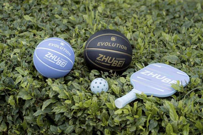 竹北市匹克球組到各色籃球是市公所今年送給國小、幼兒園學童的兒童節禮物。(圖/翻攝自竹北市公所媒體群組)