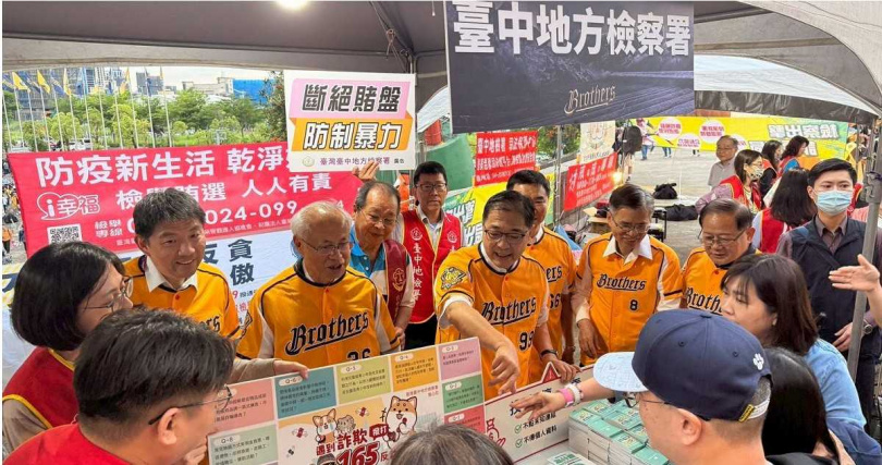 鄭銘謙在台中地檢署檢察長洪家原等人陪同下巡視宣導攤位，關心宣導情形並與民眾互動交流。（圖／台中地檢署提供）