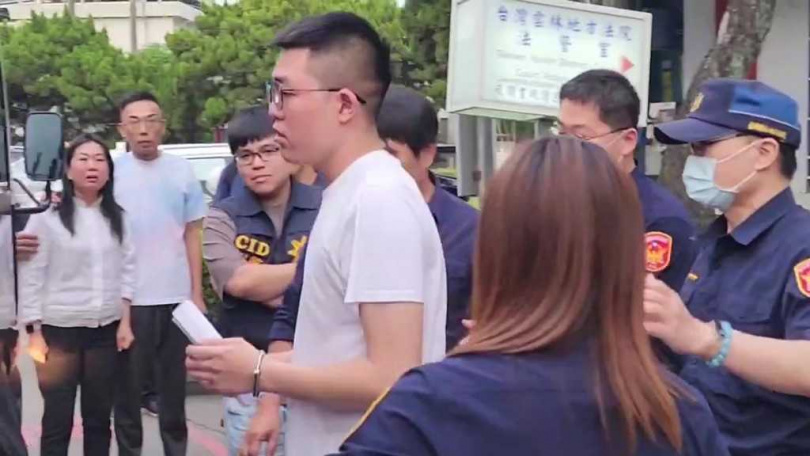 副議長蔡咏鍀之子蔡晉財涉聚眾圍毆而遭羈押禁見，在母親的淚眼下走上囚車。（圖／翻攝中時新聞網）