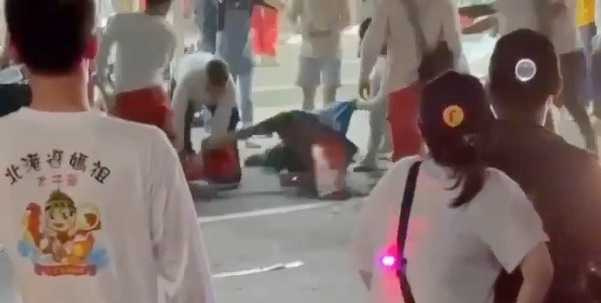 白衣惡煞下手兇殘，持小型拒馬和武器砸門，還拿三角錐狠打曾家人頭部，導致曾家6人受傷。（圖／民眾提供）