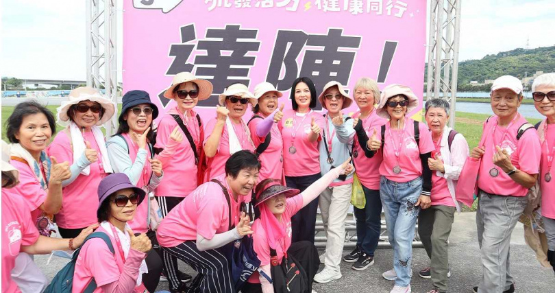 苗可麗和長輩們開心合影。（圖／弘道老人福利基金會提供）