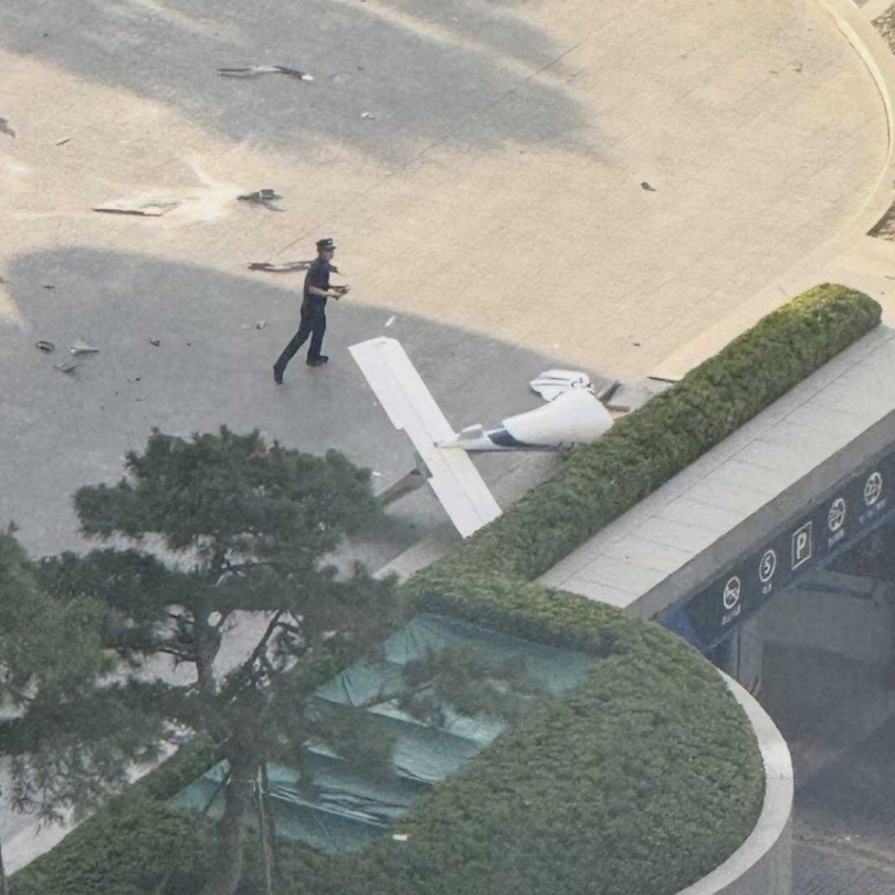 飛機撞上中國尊掉落地面的殘骸。（圖／翻攝X／＠BNODesk）