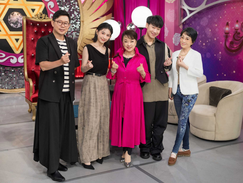 《命運好好玩》全面改版,由小賴、湯鎮瑋、白瑜及邱怡澍共同主持。(圖/JET提供)