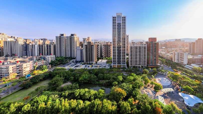 3,000坪大街廓串聯綠意與建築，形塑完整的城市生活尺度。（基地空拍全景）。（圖／業者提供）