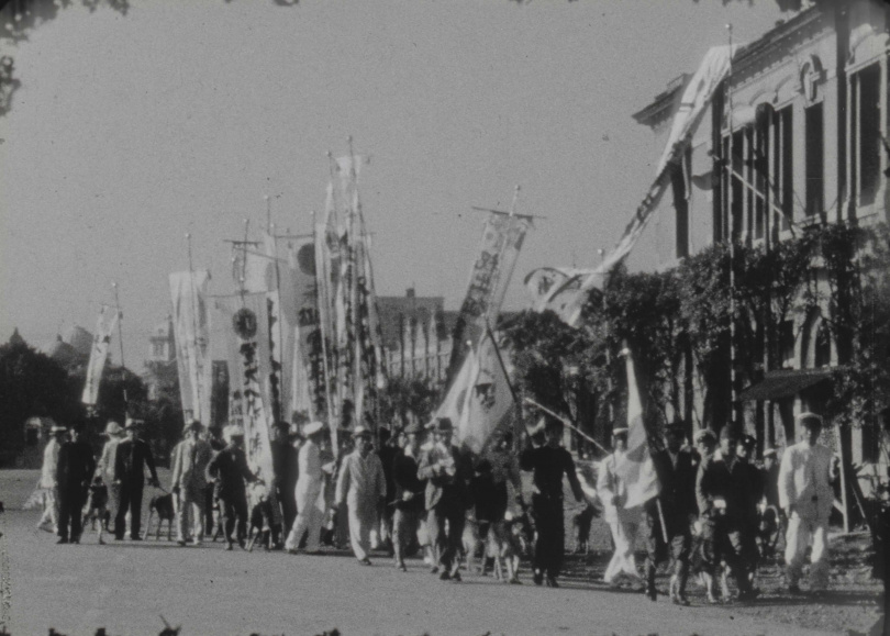 《台灣風光名勝》(c. 1937,製作不詳)有「鐵道部軍犬會」歡送軍犬們奔赴前線的場景。(圖/國家影視聽中心提供)