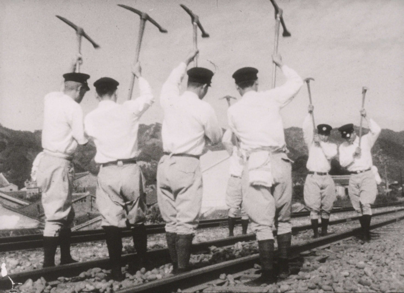 《愉悅之旅》(c. 1936,台灣旅行俱樂部)道班工手持十字鎬養護軌道。(圖/國家影視聽中心提供)