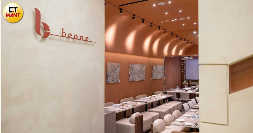 BeOne除了提供80席用餐座位，擁有百餘坪的雙樓層複合式空間內還曾做為戲劇展演、品牌發布會的活動場所。（圖／焦正德攝）