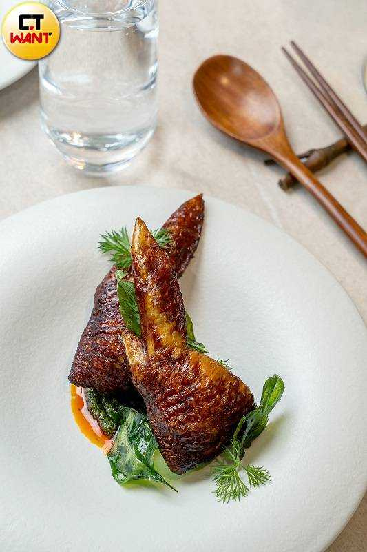 「青醬 雞翅 辣油」在濃郁青醬賦味中帶來與傳統鹹酥雞不同的食趣，卻同樣吮指回味。（280元，圖／焦正德攝）